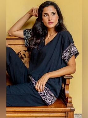 Novica Batik Tunic in Black w White Abstract Floral Border on Sleeve & Hemline M